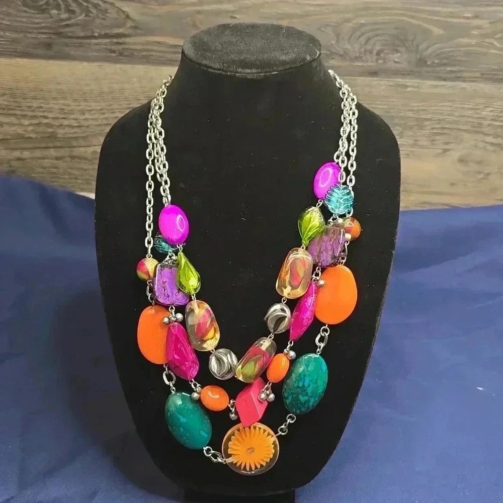 Versona Vibrant beaded necklace, claw clasp